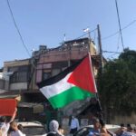 Bilderklärung: Palästinensische Demonstranten schwenken ihre Nationalflagge bei einem Protest gegen die Vertreibung einiger Palästinenser aus Sheikh Jarrah in Ostjerusalem am Freitag, 16. April 2021 (Aaron Boxerman/The Times of Israel)