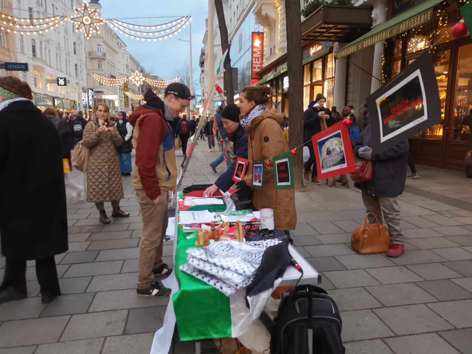 Infotisch und Kundgebung