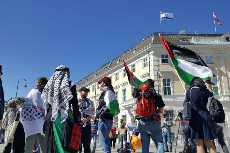 Israelische Flagge am Bundeskanzleramt