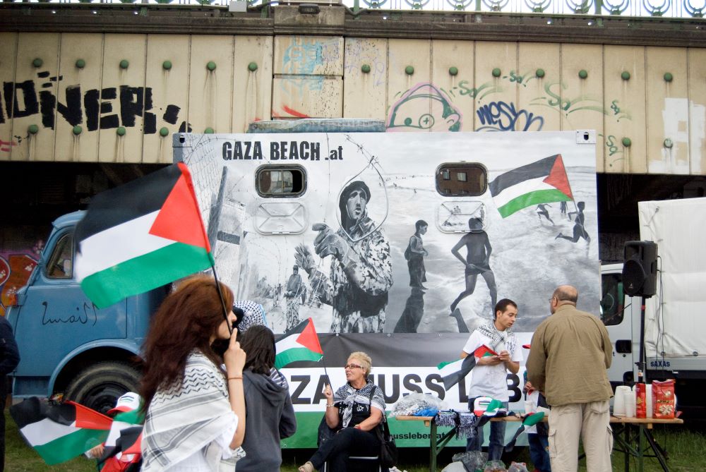 Waltraud am "Gaza Beach" in Wien im Sommer 2009 Bild: Sebastian Baryli