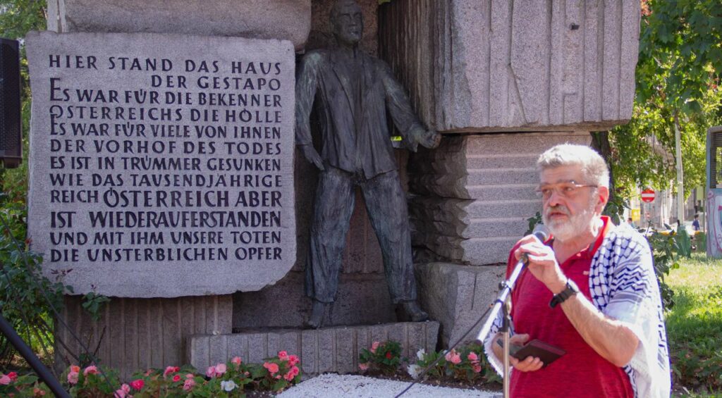 Ernst Wolrab beim verlesen des Mauthausen-Schwurs